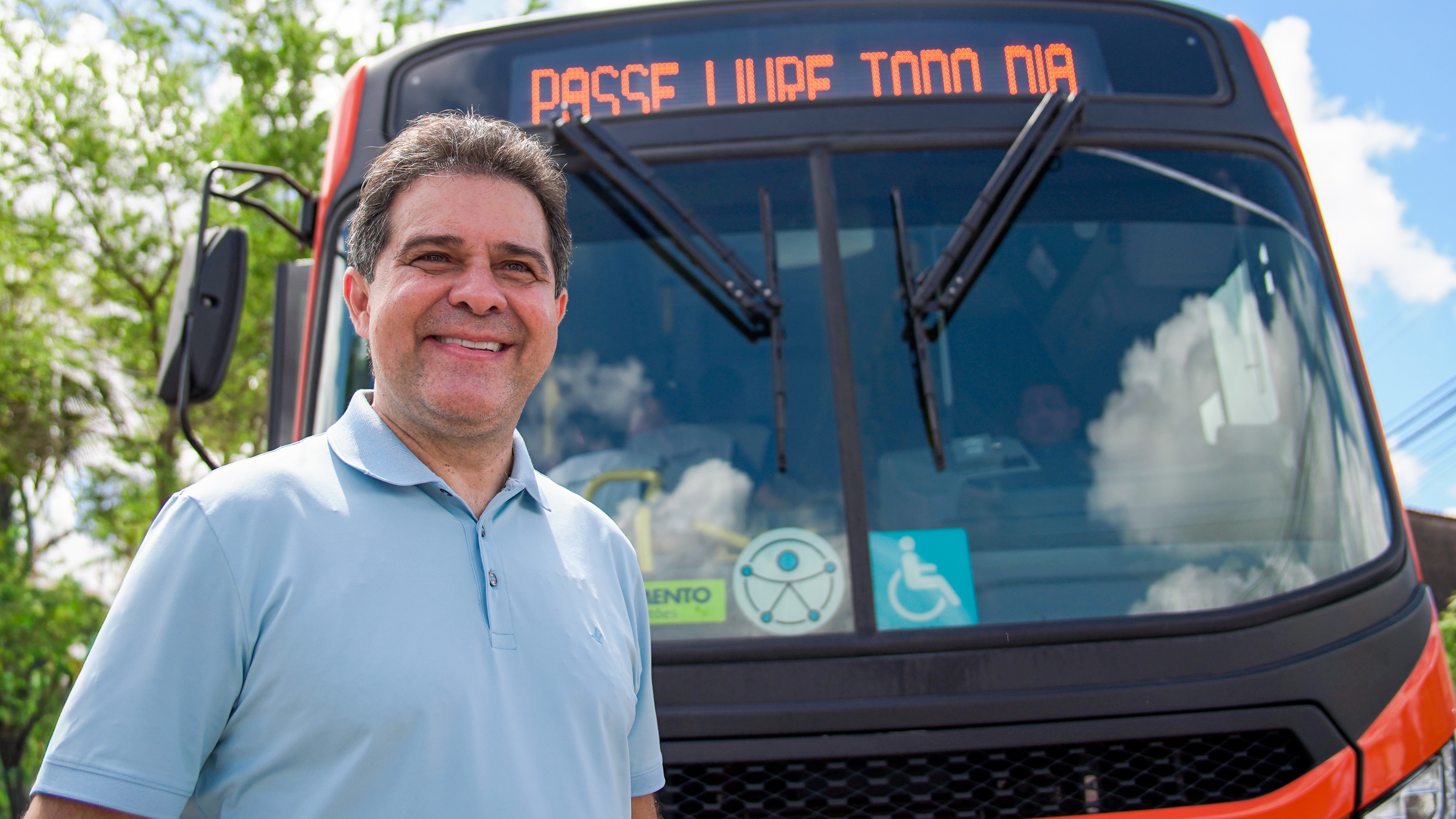 prefeito evandro na frente de um ônibus